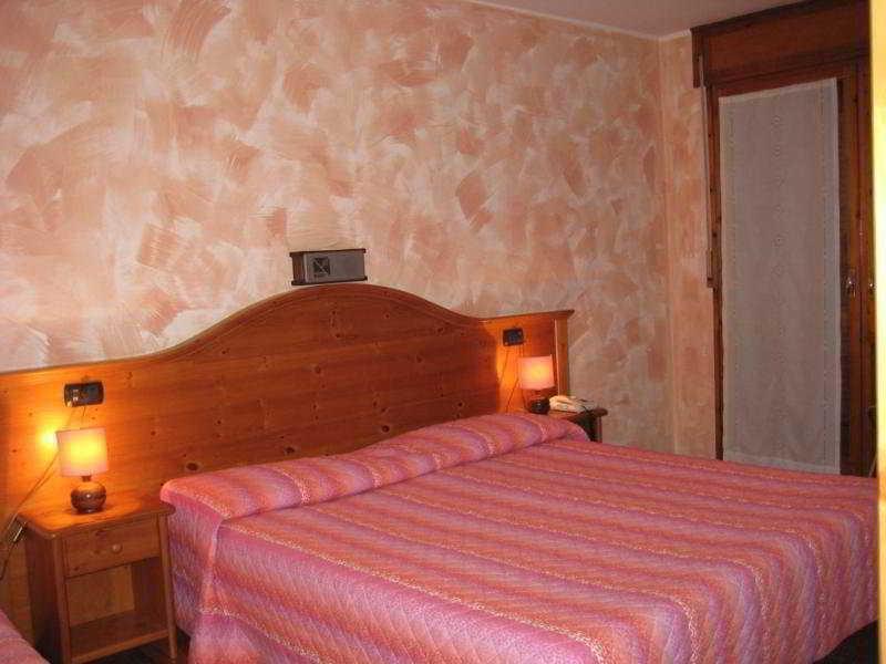 Hotel Holiday Debili Oulx Extérieur photo