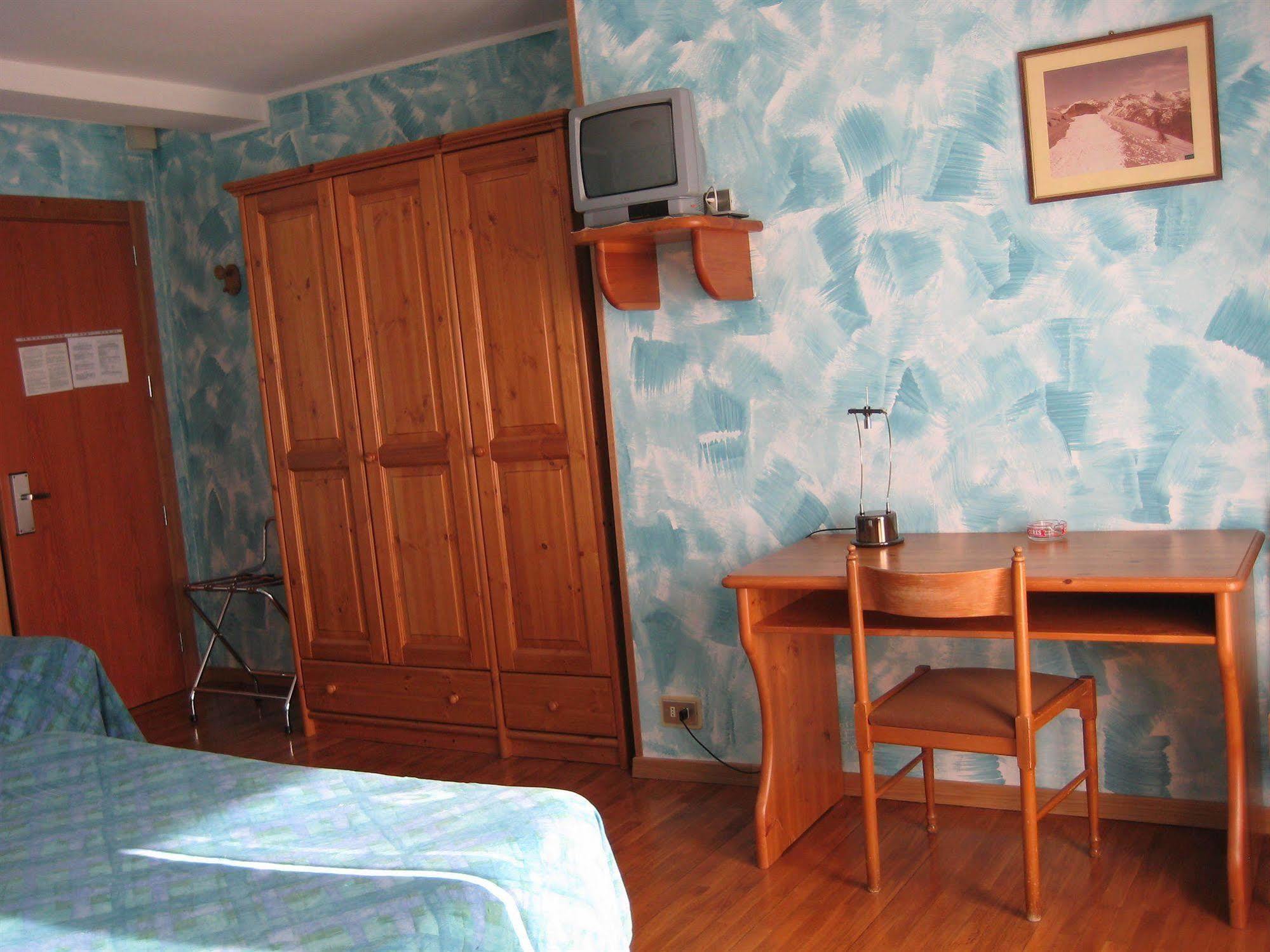 Hotel Holiday Debili Oulx Extérieur photo